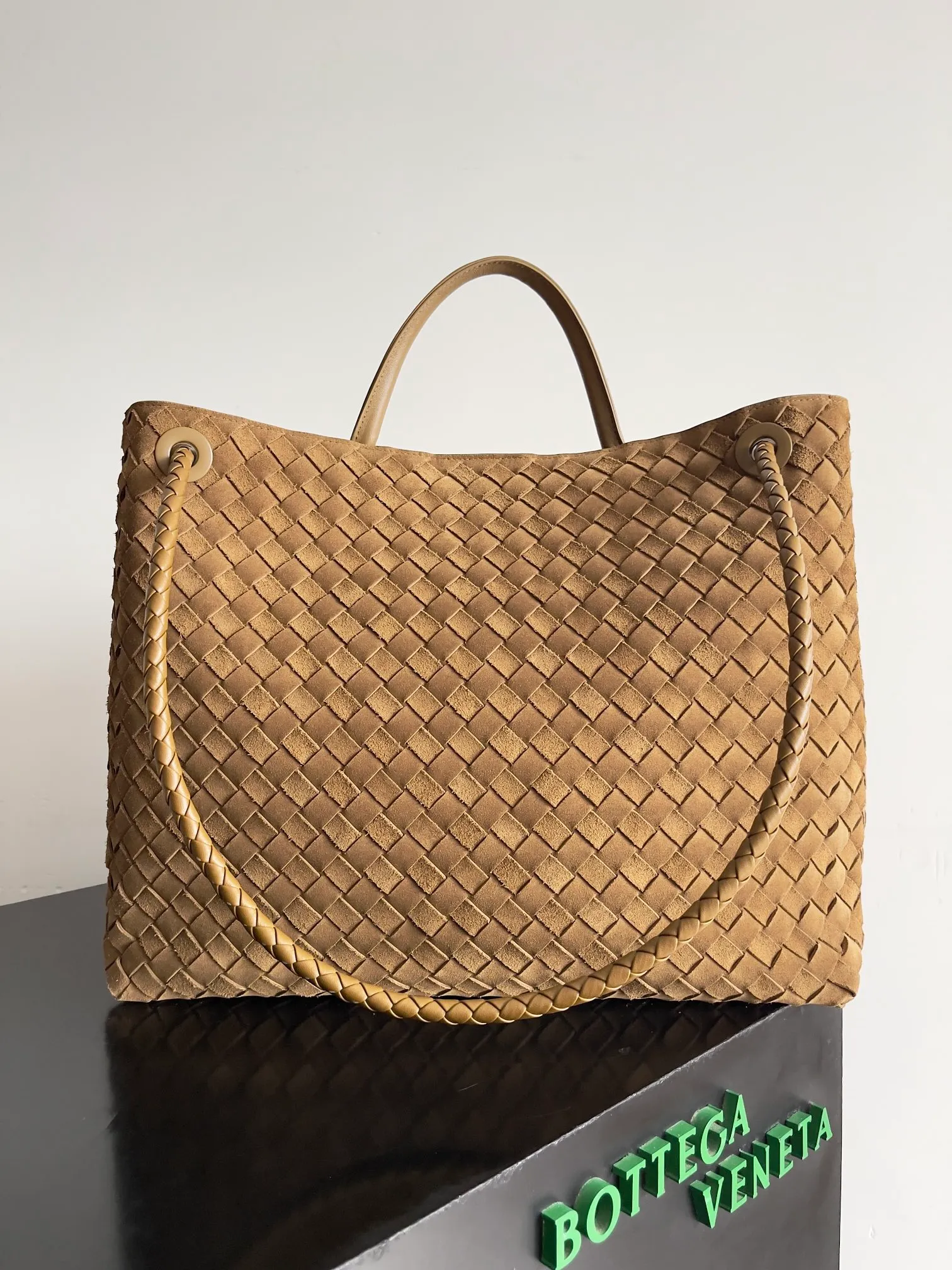 Batch 3760 Recently, the same style of bag that celebrities love is both high-end and practical. Michelle Yeoh, Kim Namjoon, Jing Boran, Tong Liya, Sun Qian, Wu Qianyu, Du Juan, Ma Yili and Bai Baihe are all carrying Bottega Veneta summer series Andiamo handbags. Andiamo has a simple structure and rounded lines. The whole piece is made of Nappa leather. It is comfortable, soft and dynamic. It adds interest to daily life and can be easily matched with various styles. Andiamo handbags are available in three sizes: small, medium and large. There are many colors to choose from, which can meet different needs. You can really carry it whether it is daily or attending events. Style number: 743575 Size: 45*22*34cm